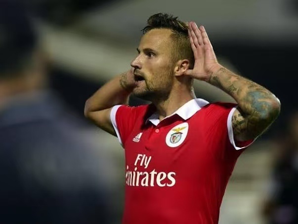 爱游戏娱乐 -转折点法兰克福豪取连胜；葡超今晨攻防权衡；态度坚定；赛季目标并未改变(尼克松不战而胜经典语录)